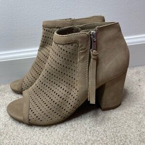 Heart in D Tan Ankle Booties size 6